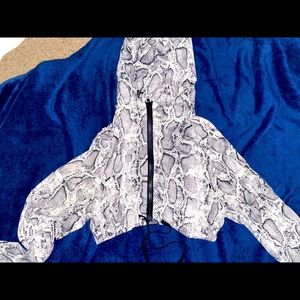 Cropped patterned hoodie